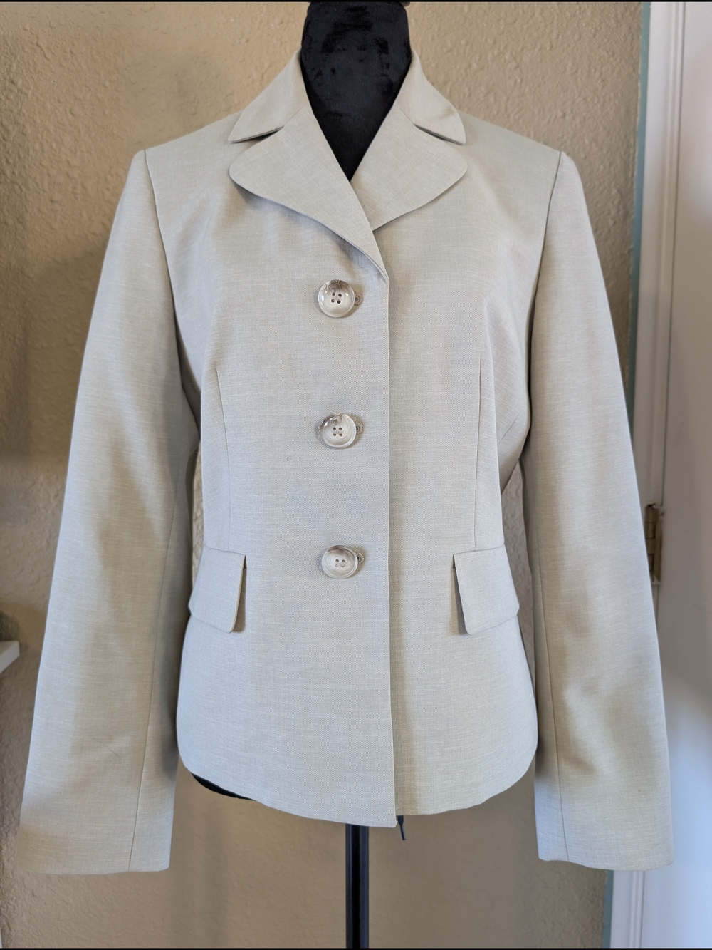 Jones Studio Light Beige Tailored Button-Front Blazer - Size 10